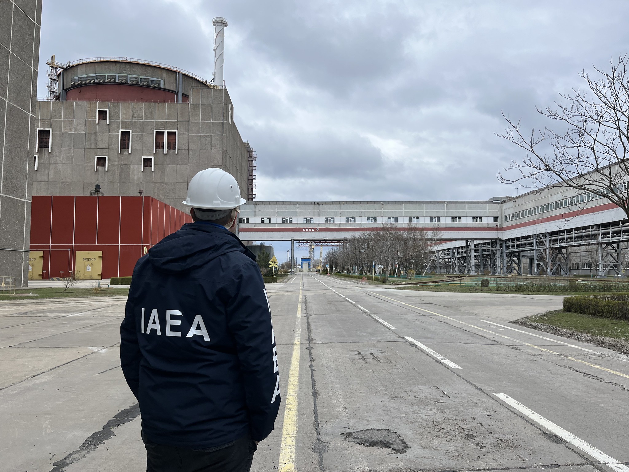 Rafael Mariano Grossi, président de l'Agence internationale de l'énergie atomique (AIEA) visite le site nucléaire de Zaporijia en Ukraine, le 29 mars 2023 (© IAEA Imagebank / Flickr)