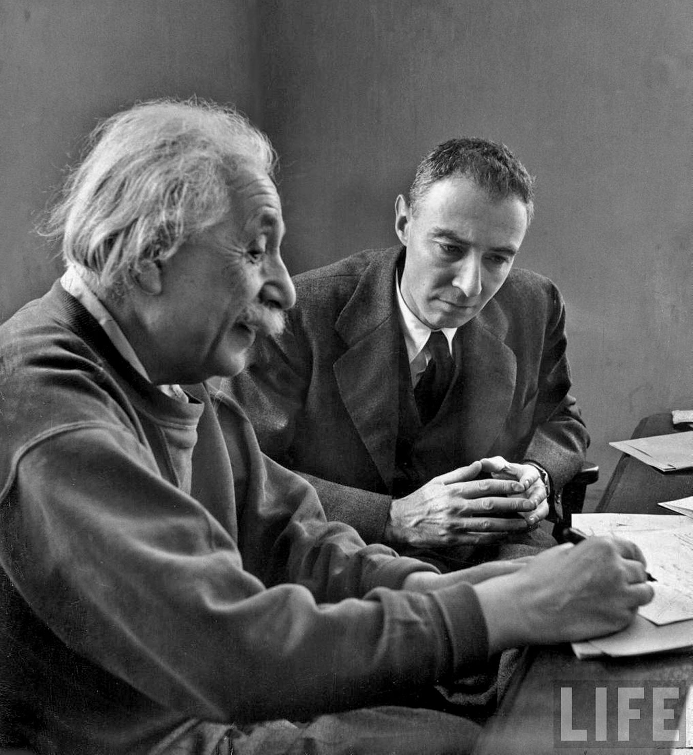 Einstein et Oppenheimer en 1947 (© Alfred Eisenstaedt / Life via James Vaughan / Flickr)