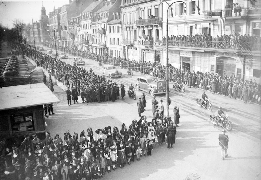 Cérémonie franco-américaine dans Colmar libérée. Février 1945 (© SCA - ECPAD - Photographe : Henri Malin)