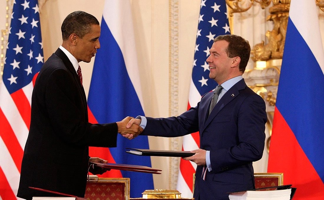 Les présidents Barack Obama et Dmitri Medvedev le 8 avril 2010 à Prague lors de la signature du traité New Start. (Photo : © Présidence de la Fédération de Russie / via Wikimedia Commons)