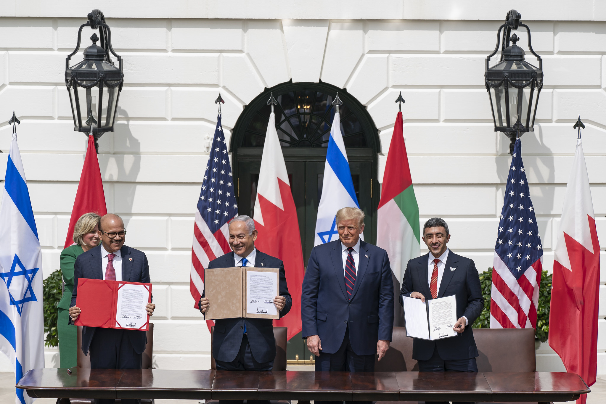 Le president Donald Trump, le ministre des Affaires étrangères du Barheïn, le Premier ministre israélien et le ministre des Affaires étrangères des Émiras arabes unis signent les accords d’Abraham le 15 septembre 2020 à la Maison Blanche